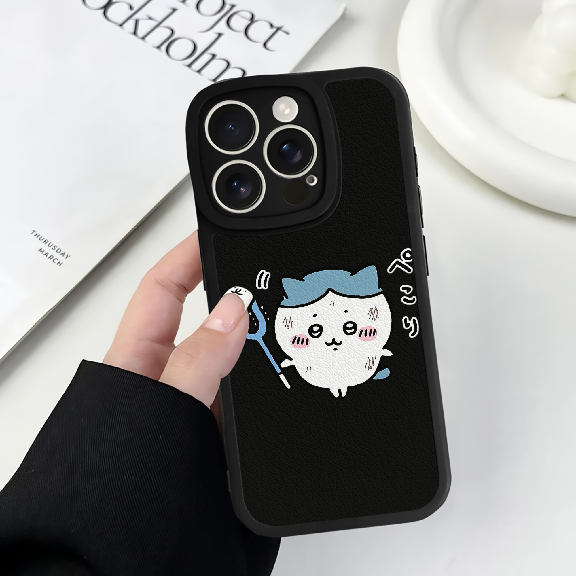 （画像用） ちいかわ ハチワレ Chii-kawa hachiware 【iPhone 16シリーズ対応】シリコンスマホケース（レザー調） 材質：シリコン